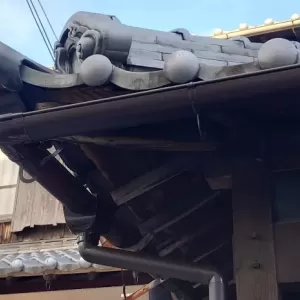 実は手の込んだ技法を使ったんですよ。 古い木造住宅  雨樋の交換のサムネイル